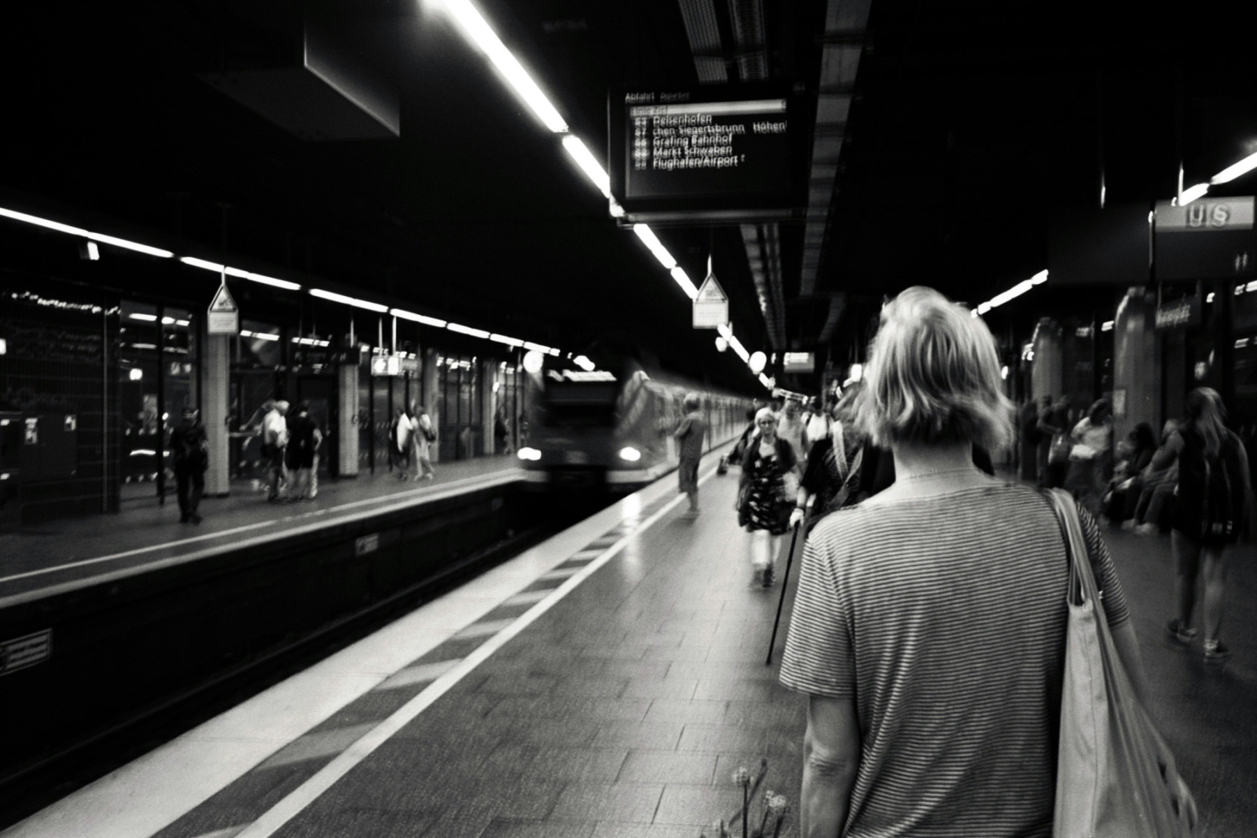 Menschen im S-Bahn Untergrund